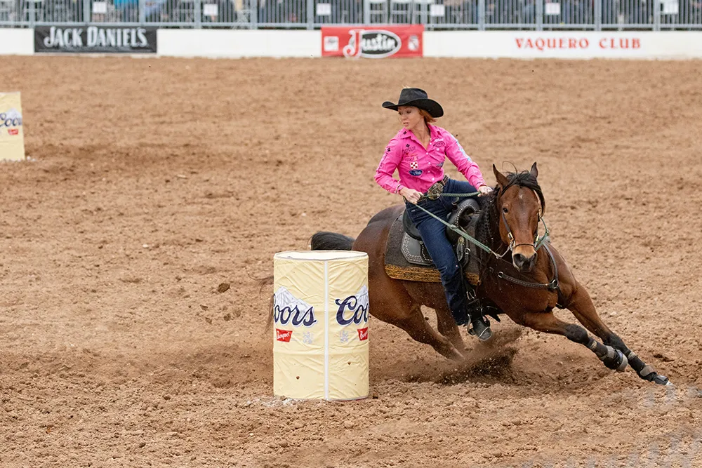 Cowgirl dans une course de chevaux